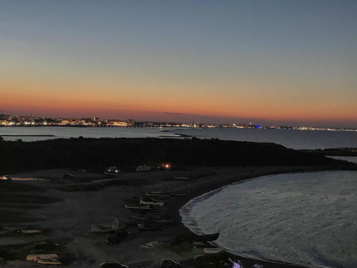 Beachfront Designer Apt, 100 Sqm, 2-bath, Huge Terrace On The Sea Shore Appartamento
