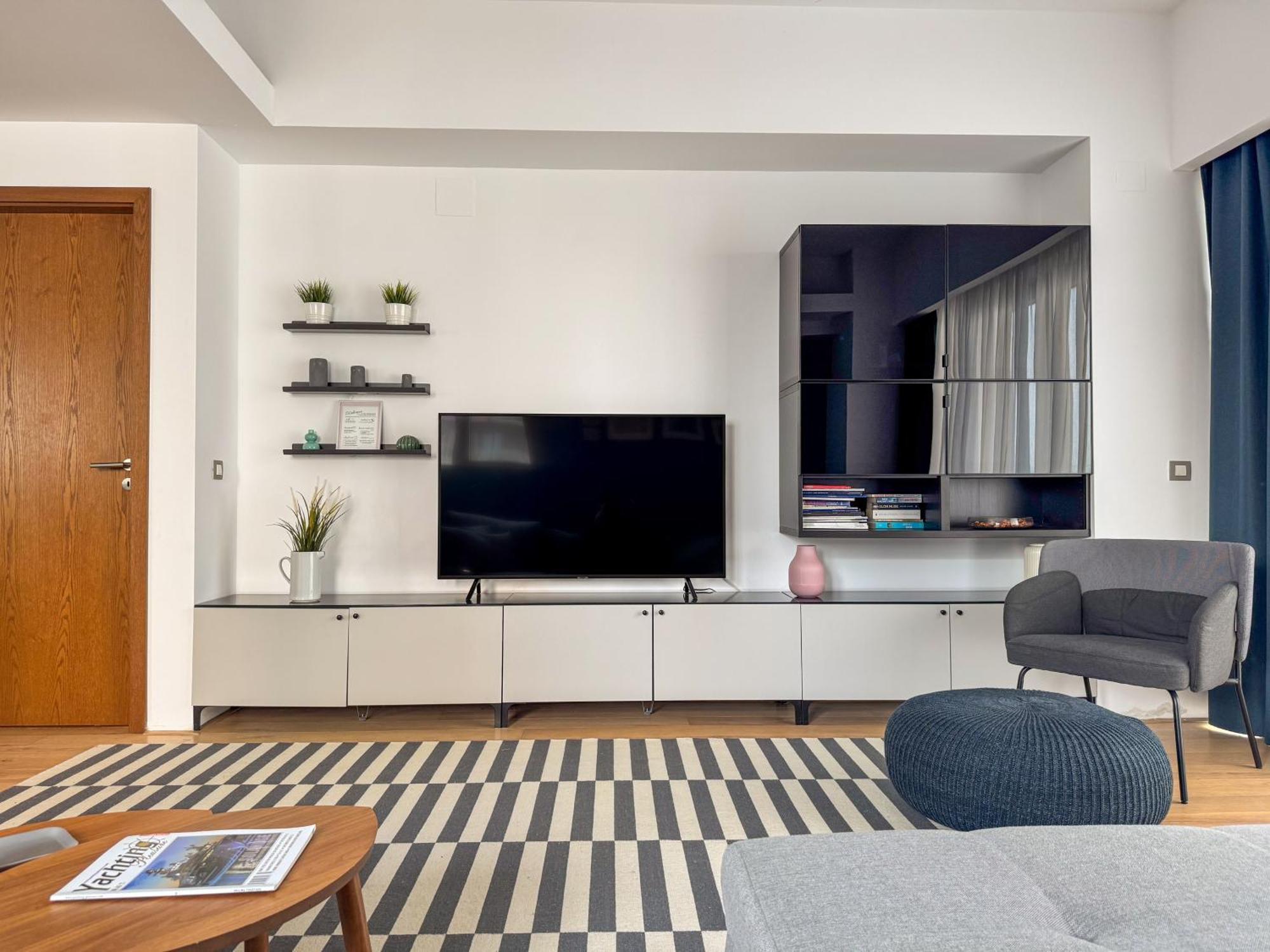 Beachfront Designer Apt, 100 Sqm, 2-bath, Huge Terrace On The Sea Shore Appartamento